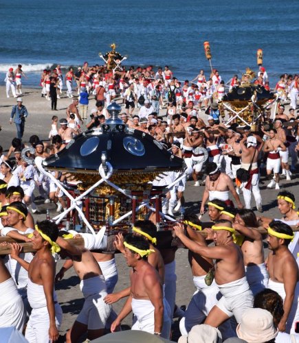 釣ケ崎海岸に続々と集まる神輿＝１３日、一宮町
