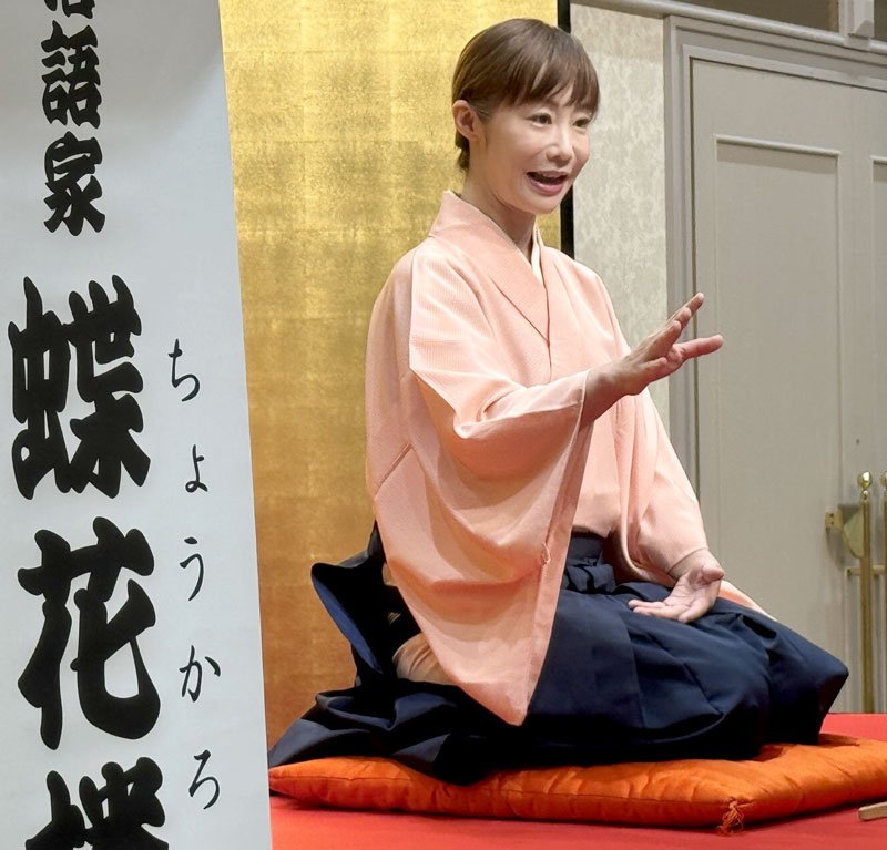 千葉政経懇話会９月例会で講師を務め、落語を披露する蝶花楼桃花師匠＝１２日、千葉市中央区のホテル