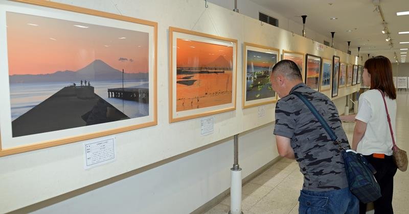 「美しい房総（富士山特集）」の写真展で、県内から見られる富士山のさまざまな表情を楽しむ来場者＝１７日、そごう千葉店
