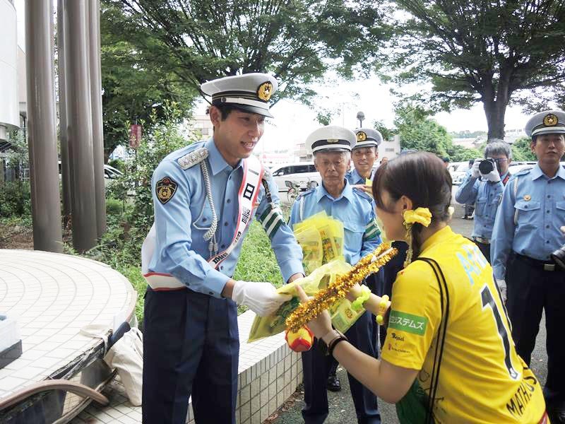 一日警察署長に委嘱された柏レイソルＧＫの松本選手が、買い物客らに交通安全の啓発グッズを手渡した＝野田市