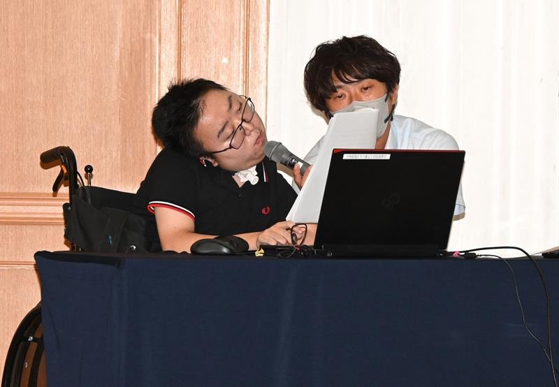 大学就学支援事業を利用した学生生活を語る原さん＝千葉市中央区
