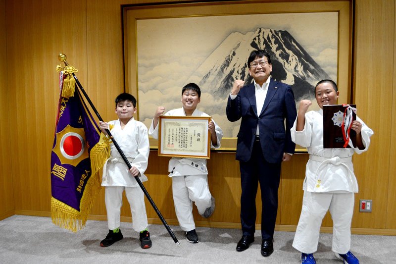 全国大会優勝を報告した千葉市柔和会の小学生たち＝千葉市役所