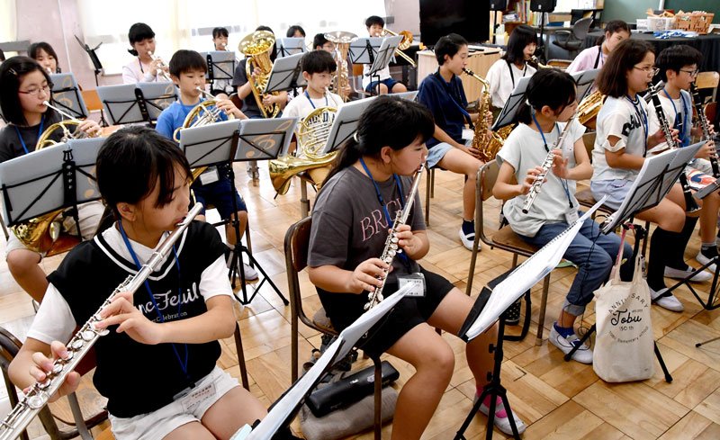 松戸市の吹奏楽応援団　遊休楽器を児童に寄付　「音楽の街」下支え　８年間で３５０台超