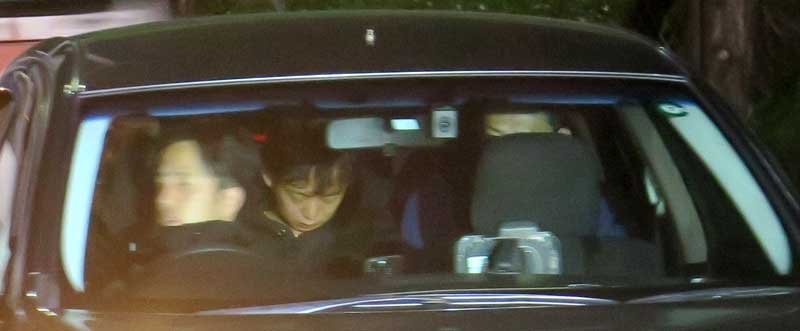 監禁容疑で逮捕後、市川署に護送されてきた容疑者の男（中央）＝１７日午後11時５６分、市川市