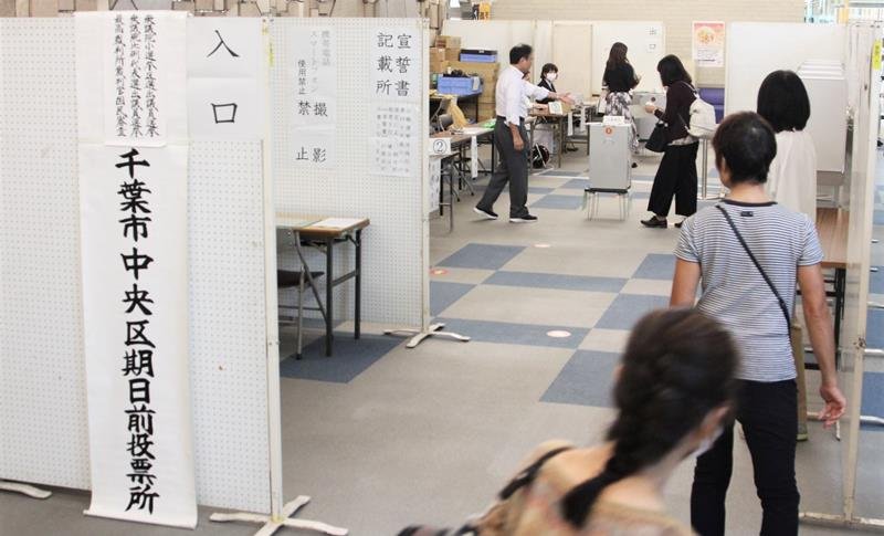 蘇我コミュニティセンター１階に設置された期日前投票所＝１６日、千葉市中央区