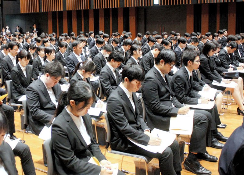 ２５３人が出席した千葉銀行の内定式＝１日、千葉市中央区