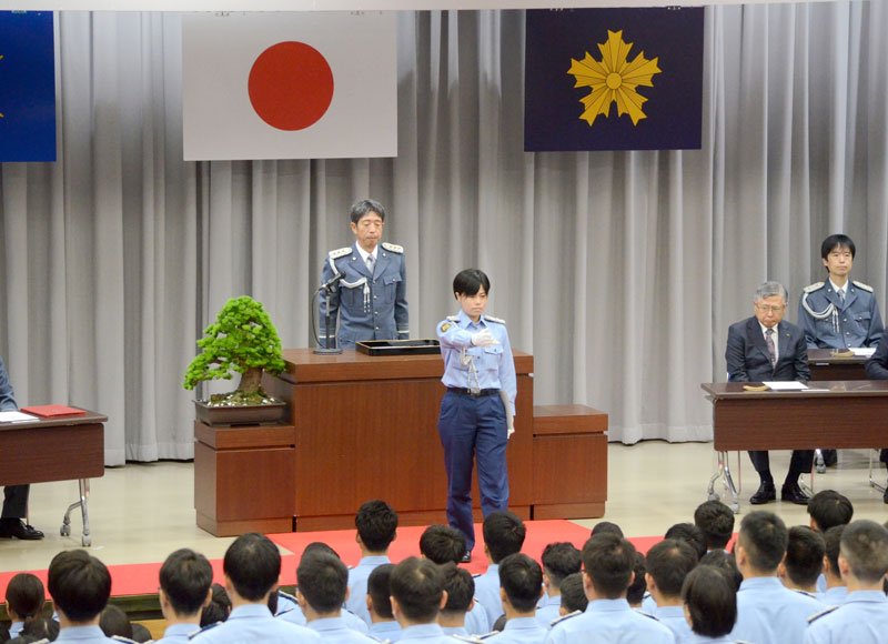 辞令を受け取る県警察学校の卒業生＝東金市
