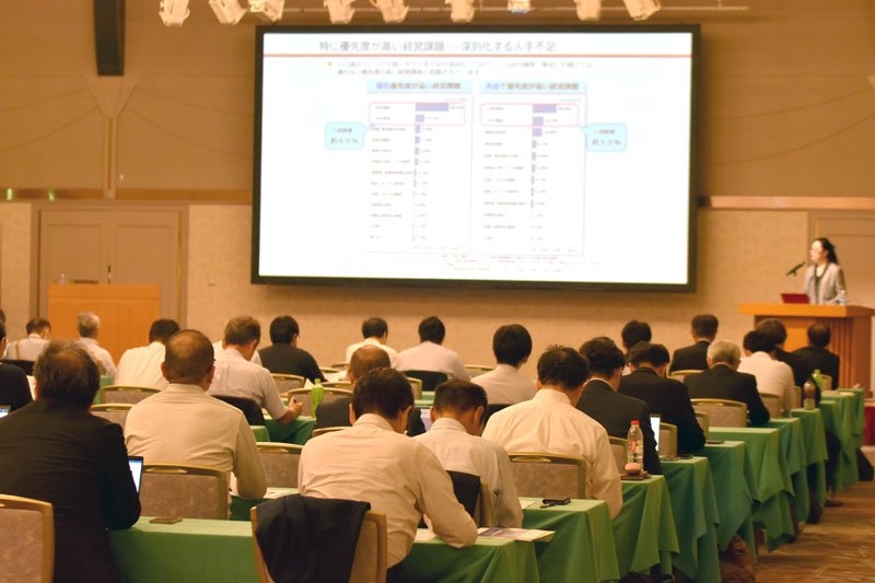 講師の説明を熱心に聞く参加者ら＝２日、千葉市中央区