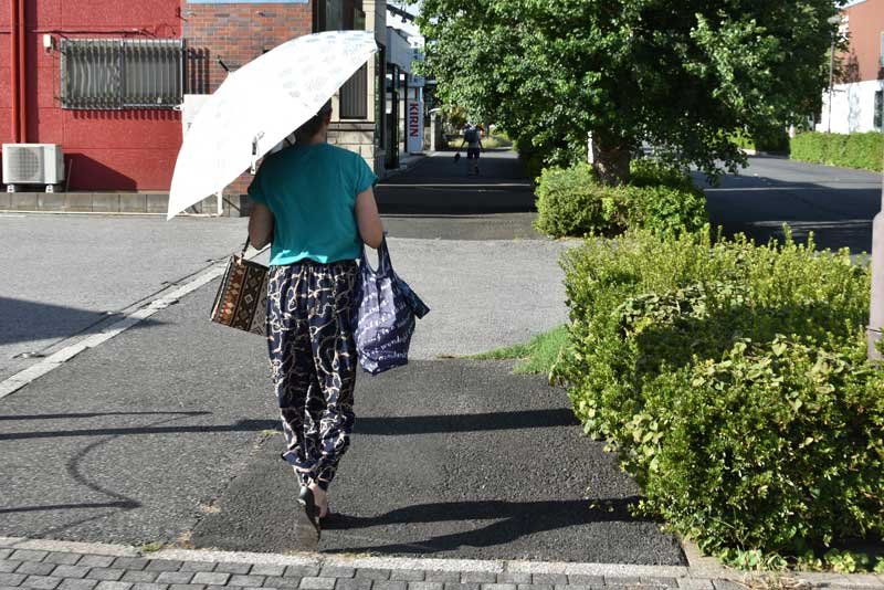 佐倉市も季節外れの真夏日となり、日傘を使う人が目立った＝４日午後