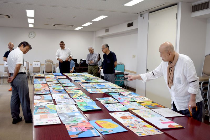 児童の作品を丁寧に審査する審査員ら＝千葉市中央区