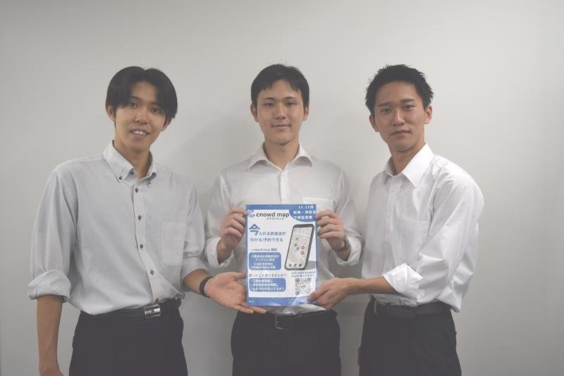 「ｃｎｏｗｄ　ｍａｐ」の実証実験に取り組む（左から）長谷川さん、玉上さん、栗山さん＝船橋市役所
