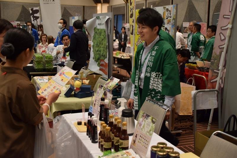 出展者やバイヤー、信金職員でにぎわう会場＝千葉市美浜区
