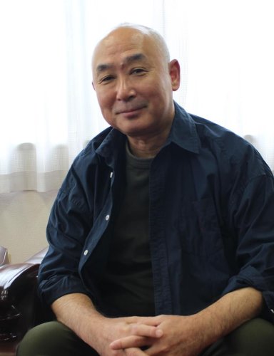 インタビューに応じる寺田監督＝千葉市中央区
