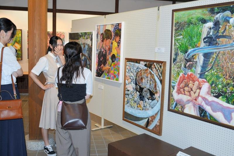 合同で開催された大多喜高と長生高の美術部の作品展＝いすみ市