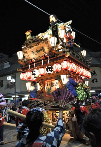 佐原の大祭秋祭り開幕　小江戸の町並みを巡行　秋晴れの下、山車１４台　１３日まで