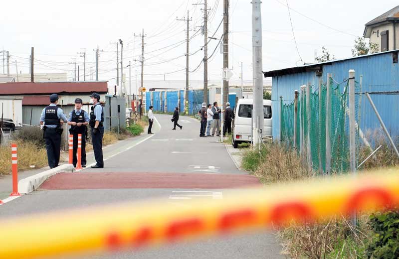 侵入盗事件の現場の住宅付近。規制線が張られた＝１７日午後３時２５分ごろ、市川市柏井町