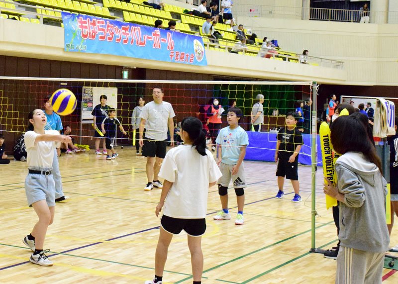 タッチバレーを楽しむ大会参加者＝茂原市
