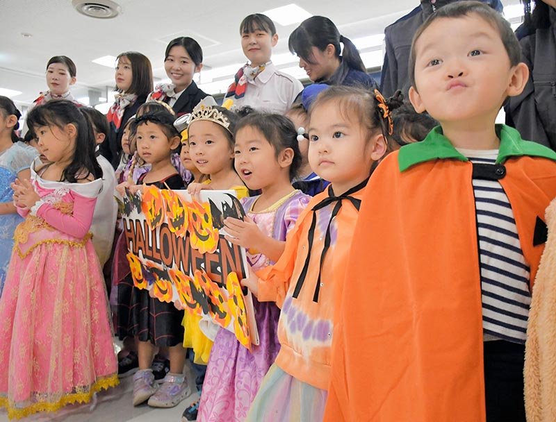 成田空港で作ったハロウィーンの装飾をうれしそうに掲げる子どもたち＝２２日、成田市