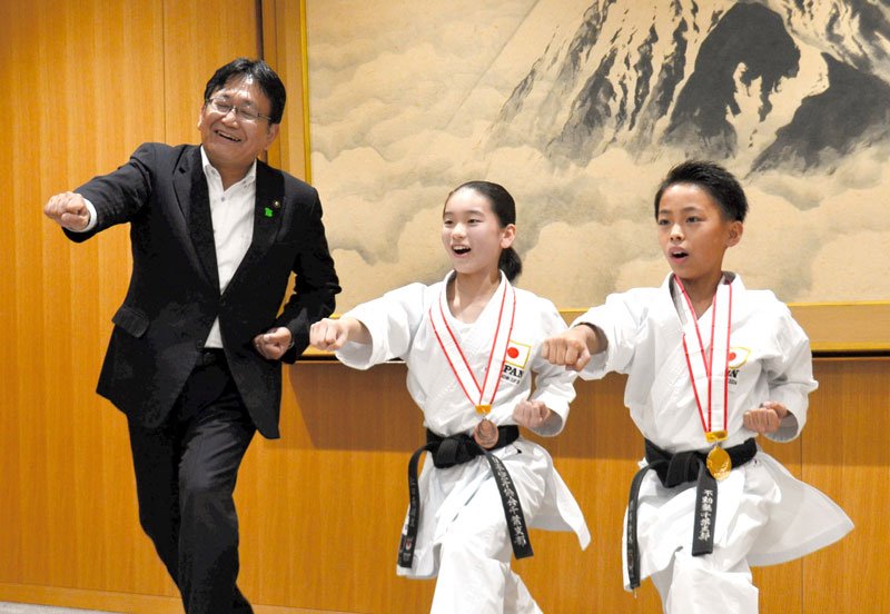 空手の世界大会に出場する藤崎さん（右）と江口さん（中央）＝千葉市役所