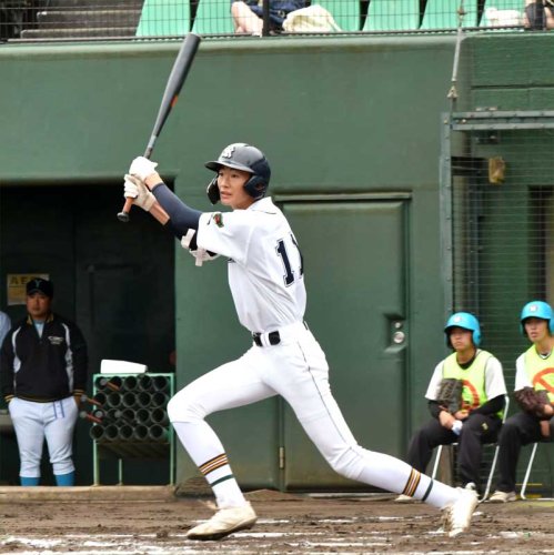 山梨学院―千葉黎明　２回表千葉黎明無死、飯高が左前打を放つ＝保土ヶ谷