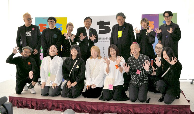 記者発表会に出席した中村総合ディレクター（後列右から３人目）や神谷市長（同４人目）ら＝千葉市役所