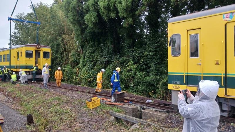 【動画あり】いすみ鉄道、脱線車両の移動開始　
