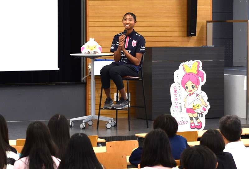 「『なりたいじぶん』をつかむまで」をテーマに講演する宮部選手＝浦安市
