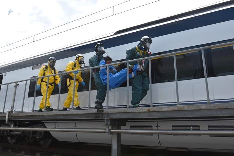 京成電鉄と北総鉄道によるテロを想定した合同訓練で負傷者を運ぶ印西地区消防組合の隊員＝印西市の北総鉄道印旛車両基地
