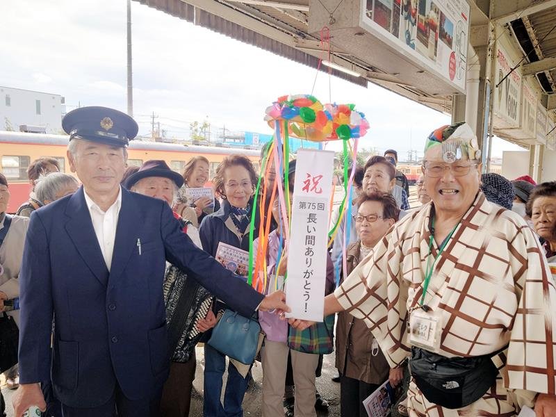 さよなら歌声列車　懐メロ響かせ１５年　名残惜しむ常連客　小湊鉄道