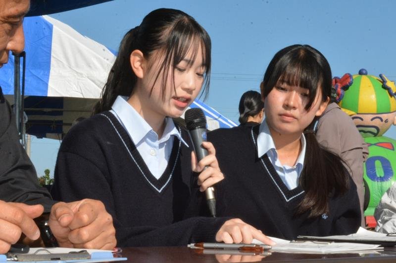 開会式のアナウンスを務めた大原高生＝いすみ市
