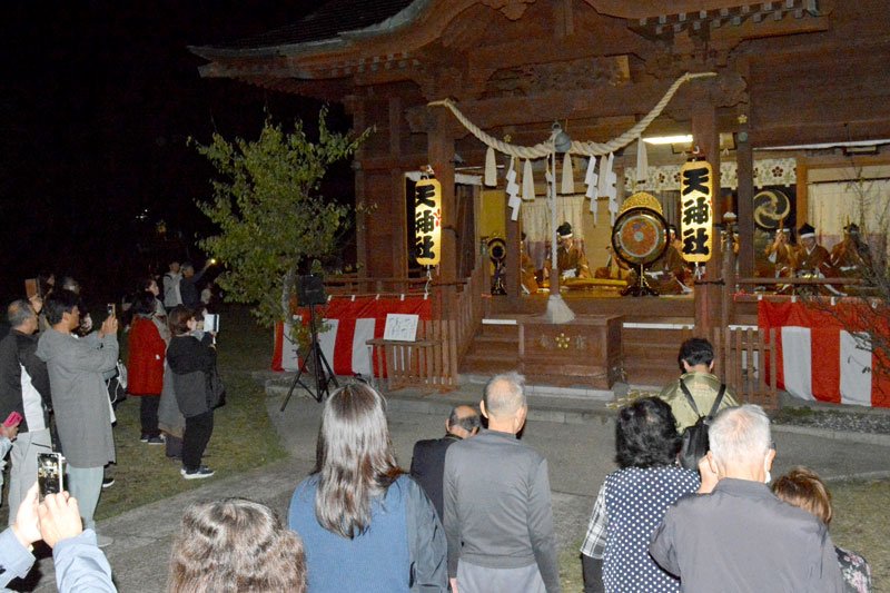 拝殿で行われた雅楽の演奏を聞く地域住民ら＝３１日夜、いすみ市