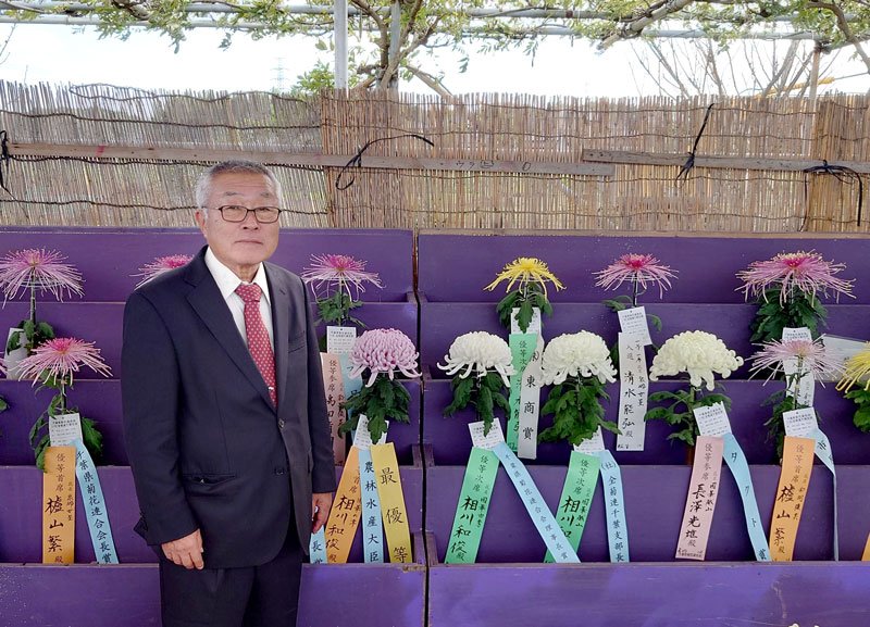 農林水産大臣賞に輝いた相川さんと菊＝市原市の八幡屋ふれあい広場