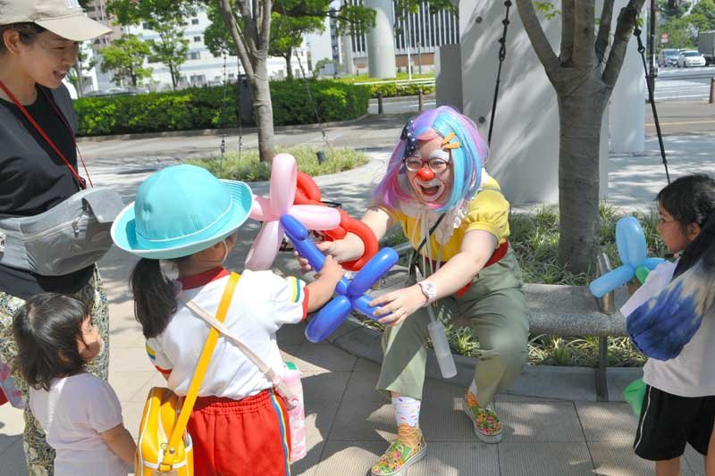 バルーンアートをするクラウンすみちゃん。子どもたちに大人気＝千葉市中央区