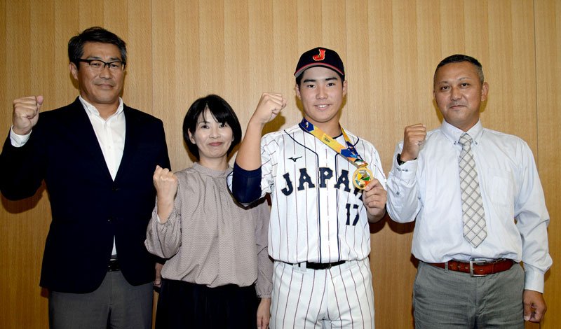 野球のＵ－１５日本代表で、世界一となった石毛投手（右から２人目）、千葉市リトルシニア野球協会の菊間監督（右）と石毛投手の両親＝千葉市役所