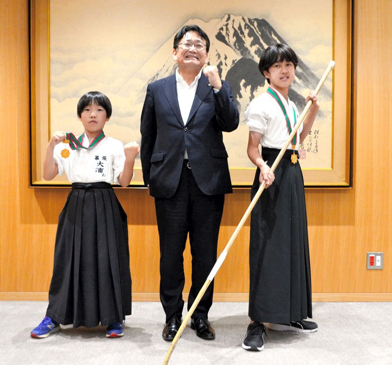 全国大会での活躍を神谷市長（中央）に報告した鈴木さん（右）と大浦さん＝千葉市役所
