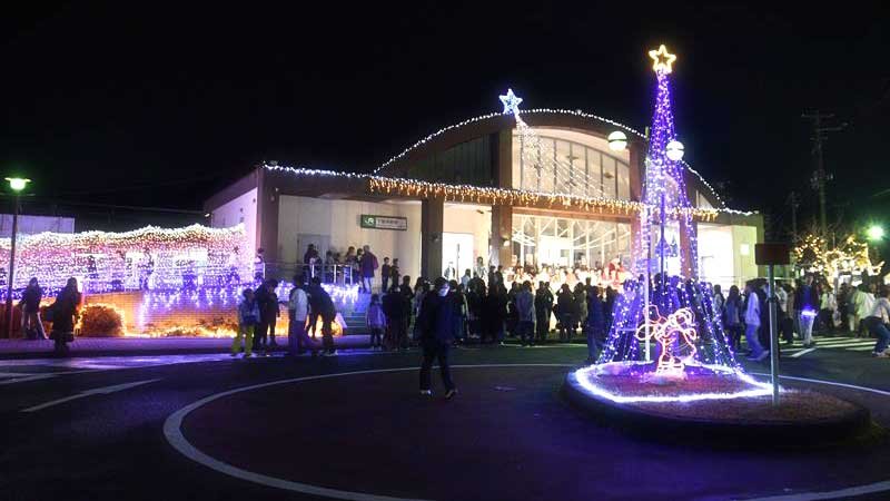ＪＲ下総神崎駅前で始まったイルミネーション＝神崎町