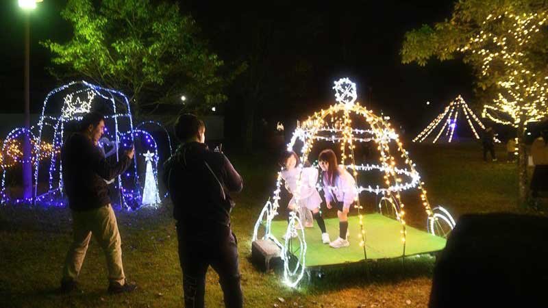 幻想の光　夜を彩る　下総神崎駅前　クリスマスイルミ点灯