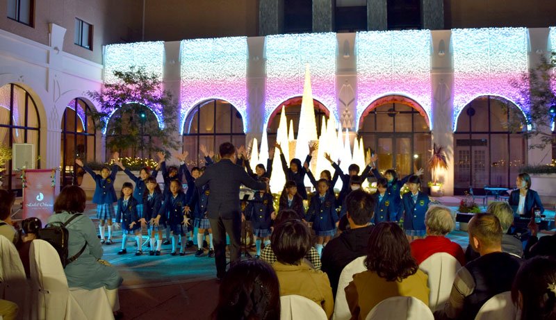 「いるか合唱団」が駆け付けた点灯式＝浦安市