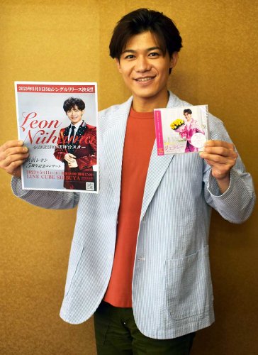 デビュー５周年記念コンサートをＰＲする新浜さん＝２０２３年３日、千葉市中央区の千葉日報社本社