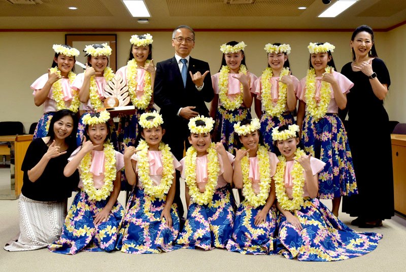 フラダンスの世界大会で優勝した小中学生ら＝船橋市役所