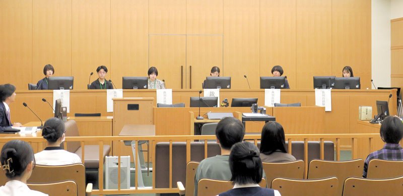 裁判員を務めた２０代の経験者たち（奥）の話を聞く学生ら＝千葉市中央区の千葉地裁
