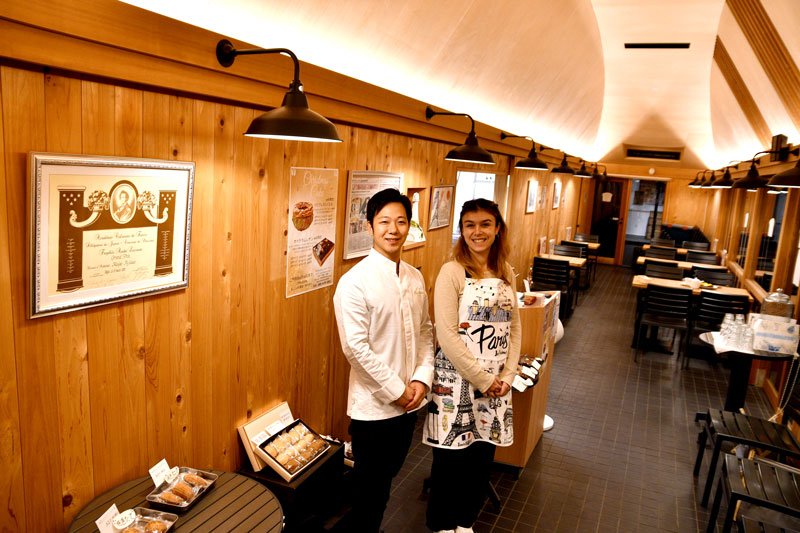 夫婦で切り盛りするフレンチトースト店「デボラ＇ｓフレンチトースト」の店内＝香取市