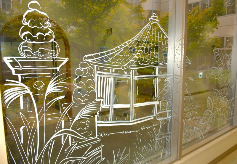 ふれあいプラザ　アートに　栄町の伝説、特産品、名所…　窓ガラス１７０枚描く　アーティストと栄中生共作