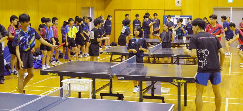 大学生や高校生と交流試合をする参加中学生ら＝大多喜町の県立大多喜高校