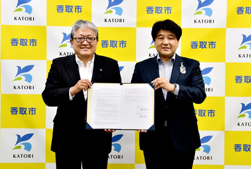 協定を結んだ伊藤市長（右）と斎藤社長＝香取市役所