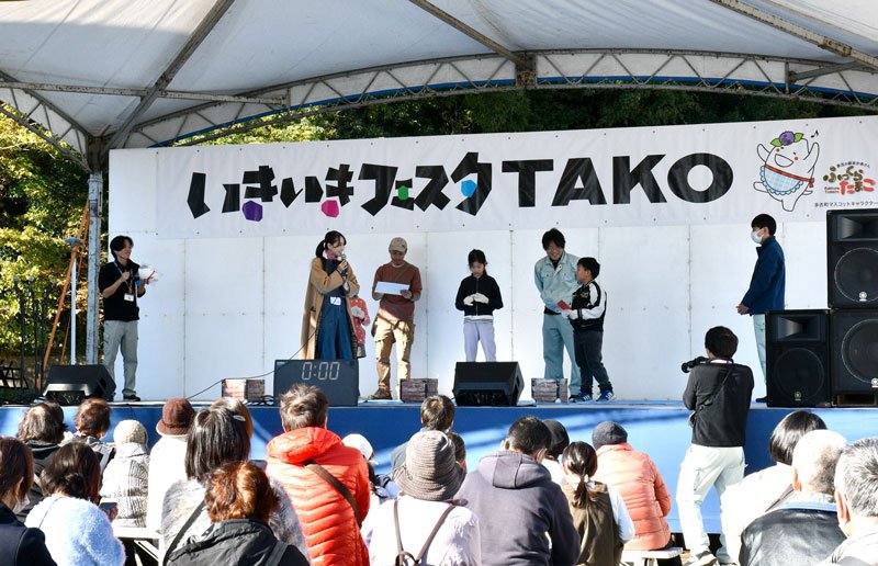 ステージでは恒例の農林業にちなんだ競技「のうりんピック」が行われ、盛り上がりを見せた＝多古町
