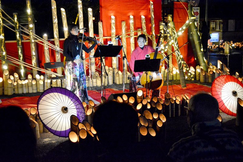 魅惑の竹灯籠５０００本　勝浦で「かぐやの宵」　神社や商店街ともす