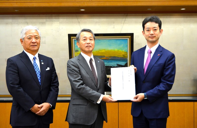 熊谷知事（右）に提言書を手渡す花島会長（中央）＝千葉県庁