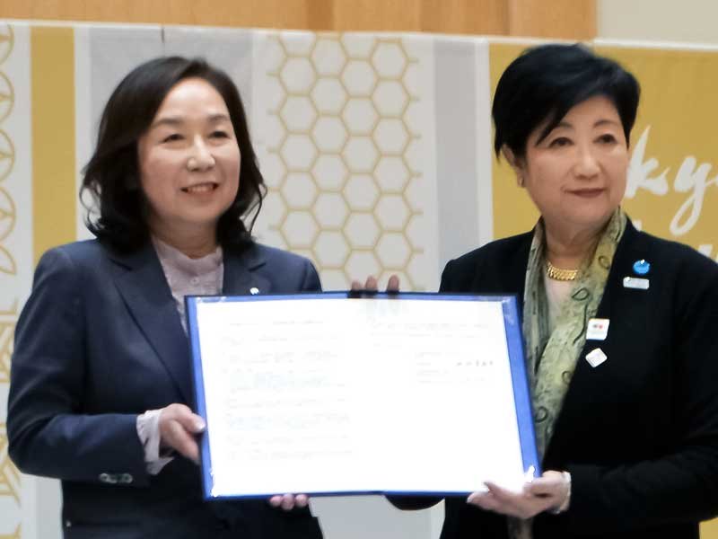 ディズニークルーズ就航に関し、連携協定を締結したＯＬＣの高野会長（左）と小池都知事＝２９日、東京都庁