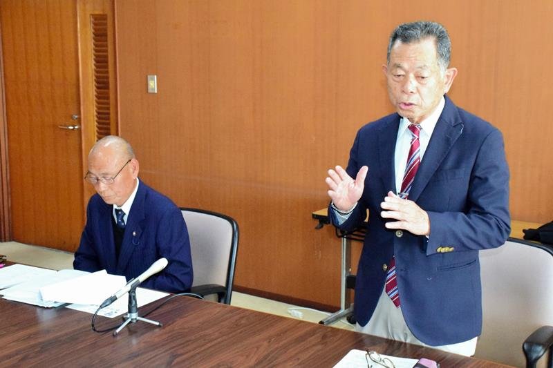 氏名公表の措置が決まった石井議員（右）と石川議員（左）＝２８日、長生村役場